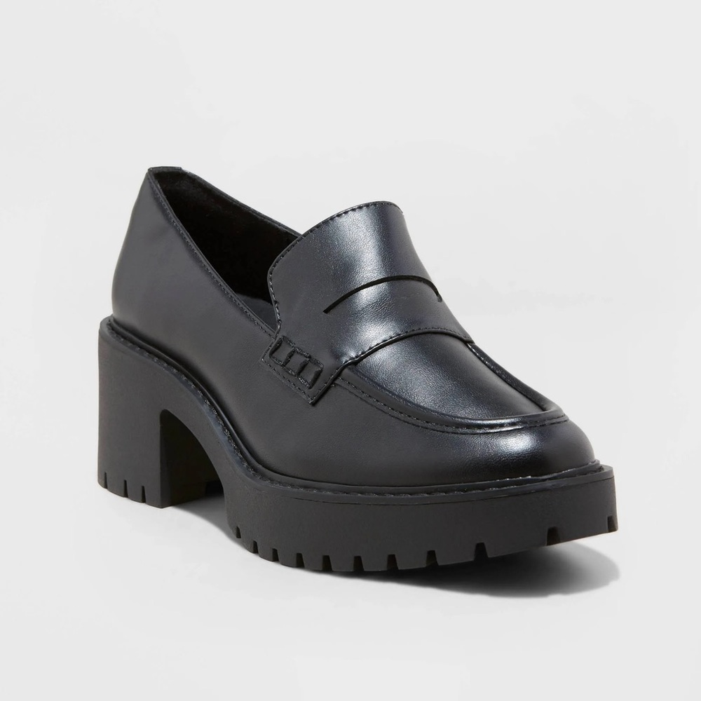 Universal Thread Black Chunky Lug Heel Loafers